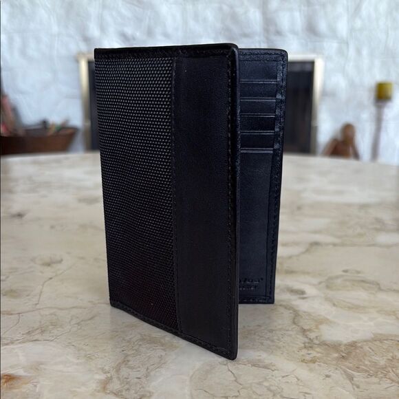 Travelon Anti-RFID Bi-Fold Leather Passport Holder Card Travel Wallet - Picture 1 of 10